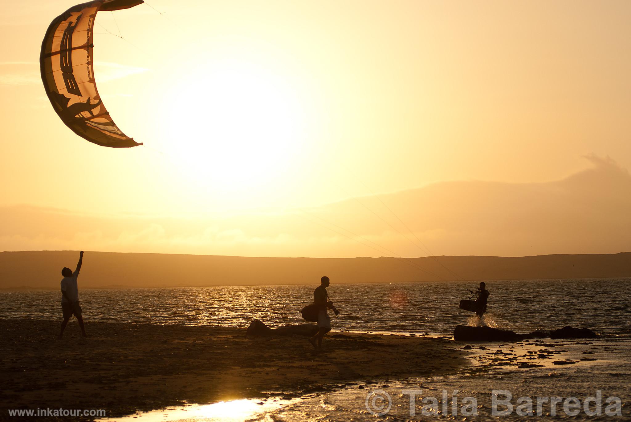 Kitesurfing in Paracas