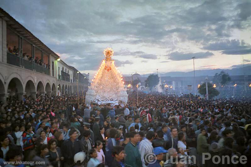 Procesión in the main square of Huamanga
