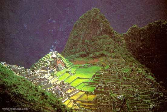 General view. Behind, the Wayna Picchu, Machu Picchu